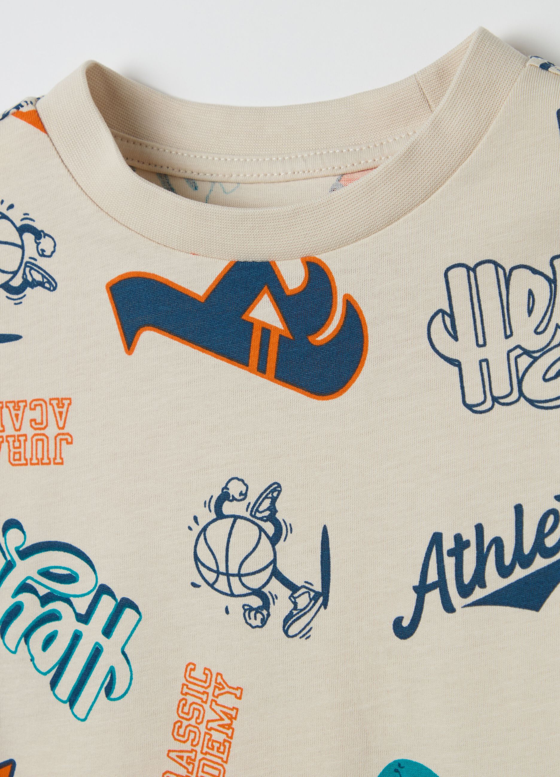 T-shirt with long sleeves and all-over print