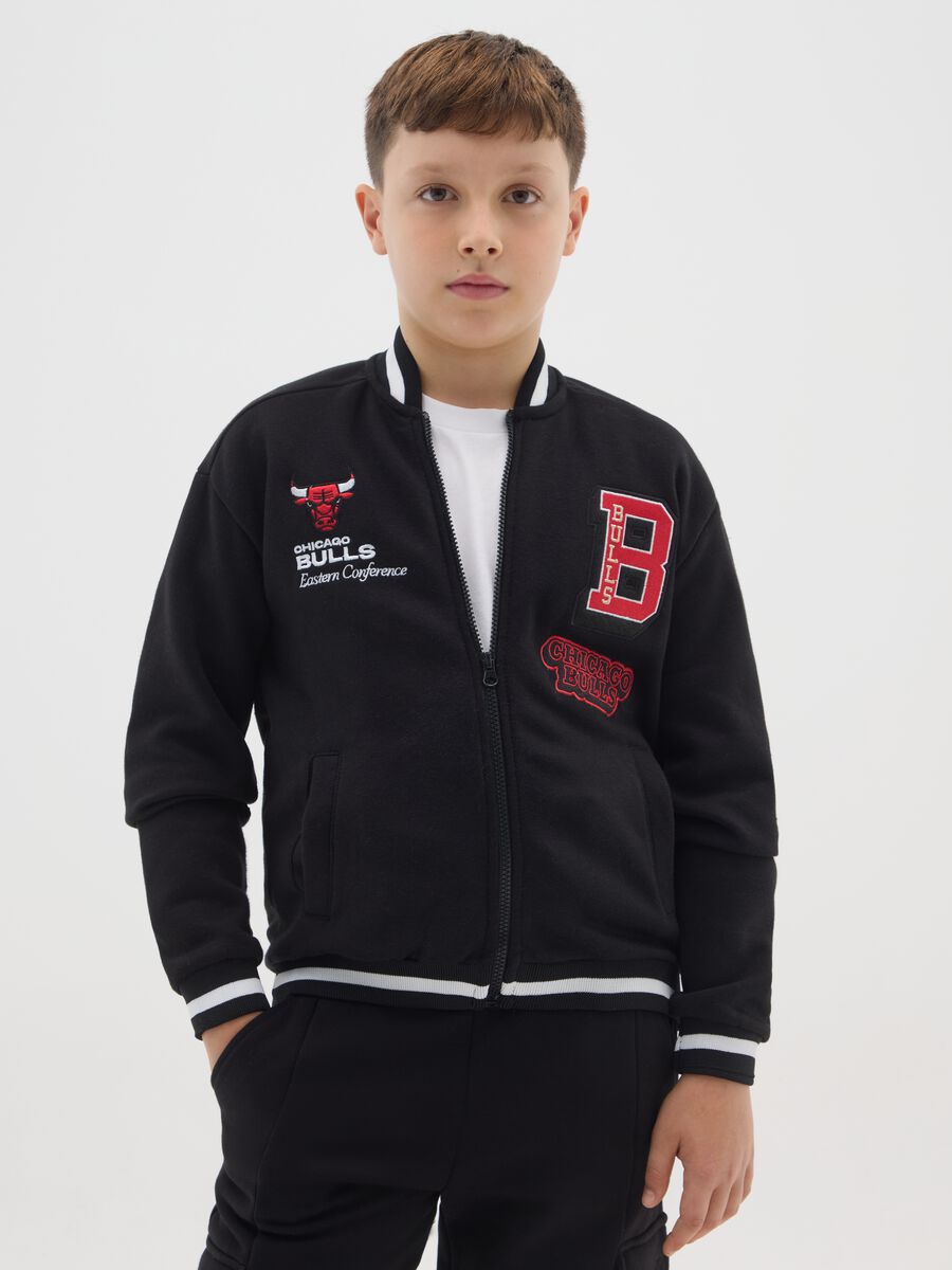 Black cotton blend kids' regular fit hoodie with Chicago Bulls logo_0