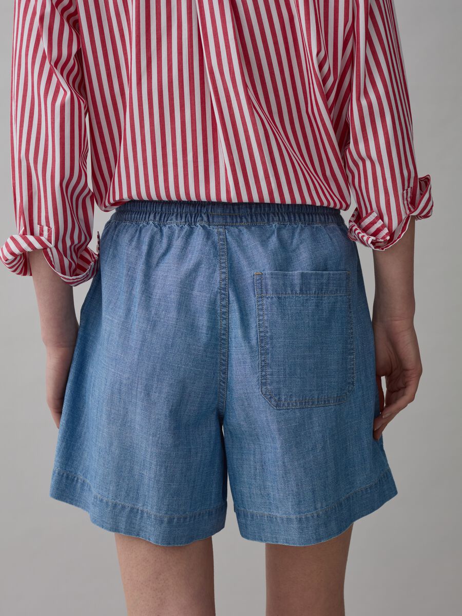 Fluid denim shorts with pockets_2