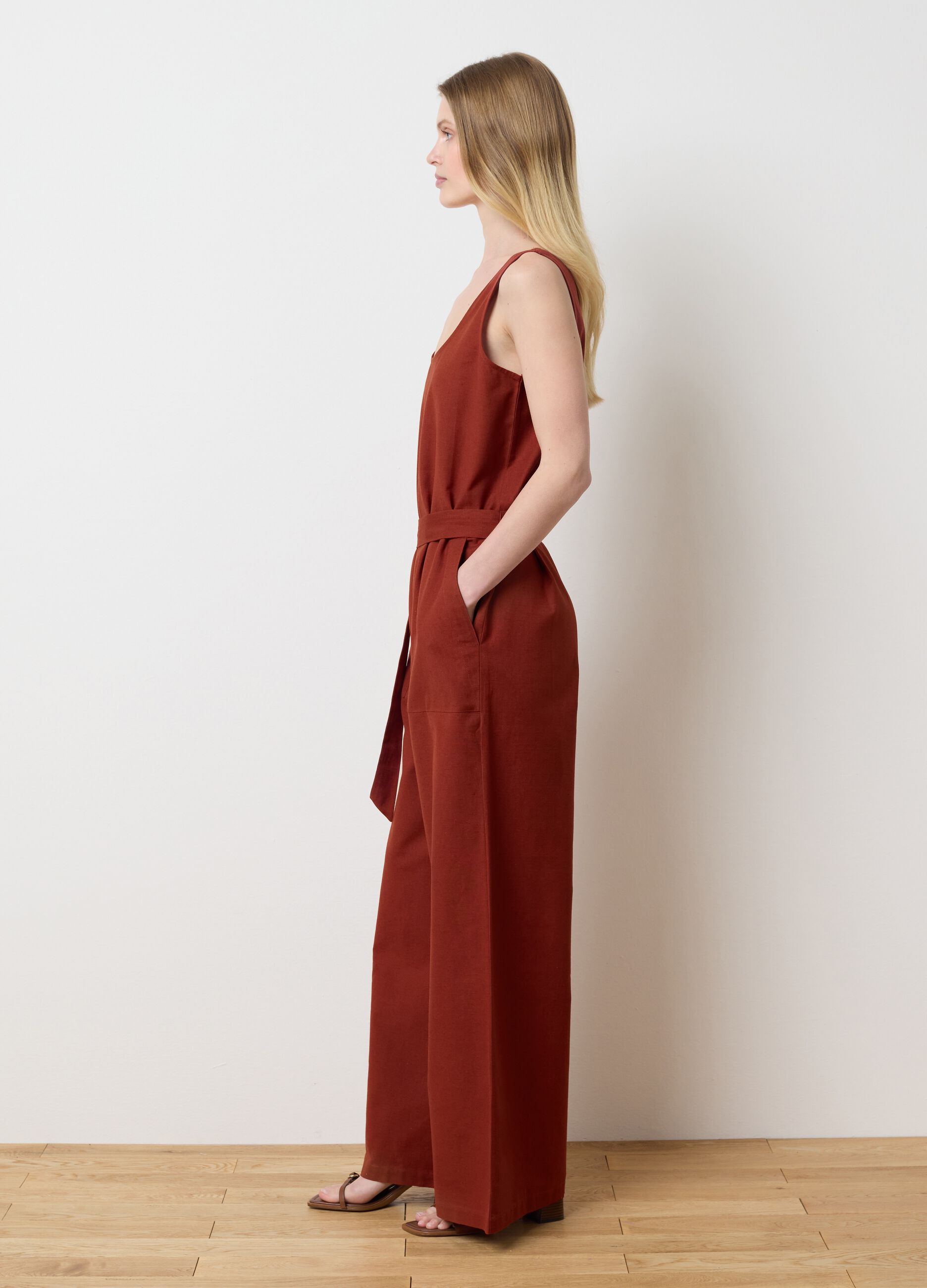 Tuta da donna in cotone e lino marrone wide fit con cintura