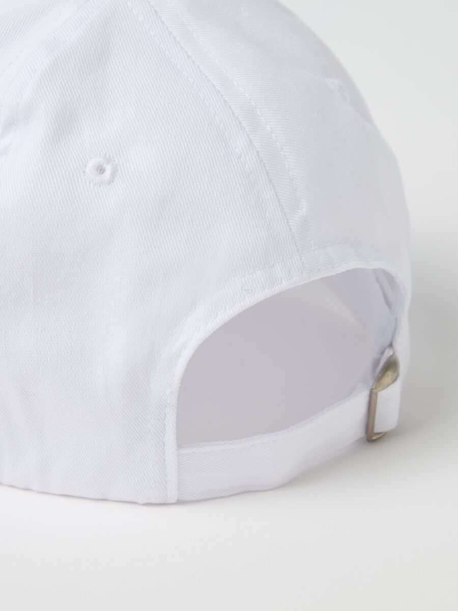 Baseball cap with embroidered logo_2