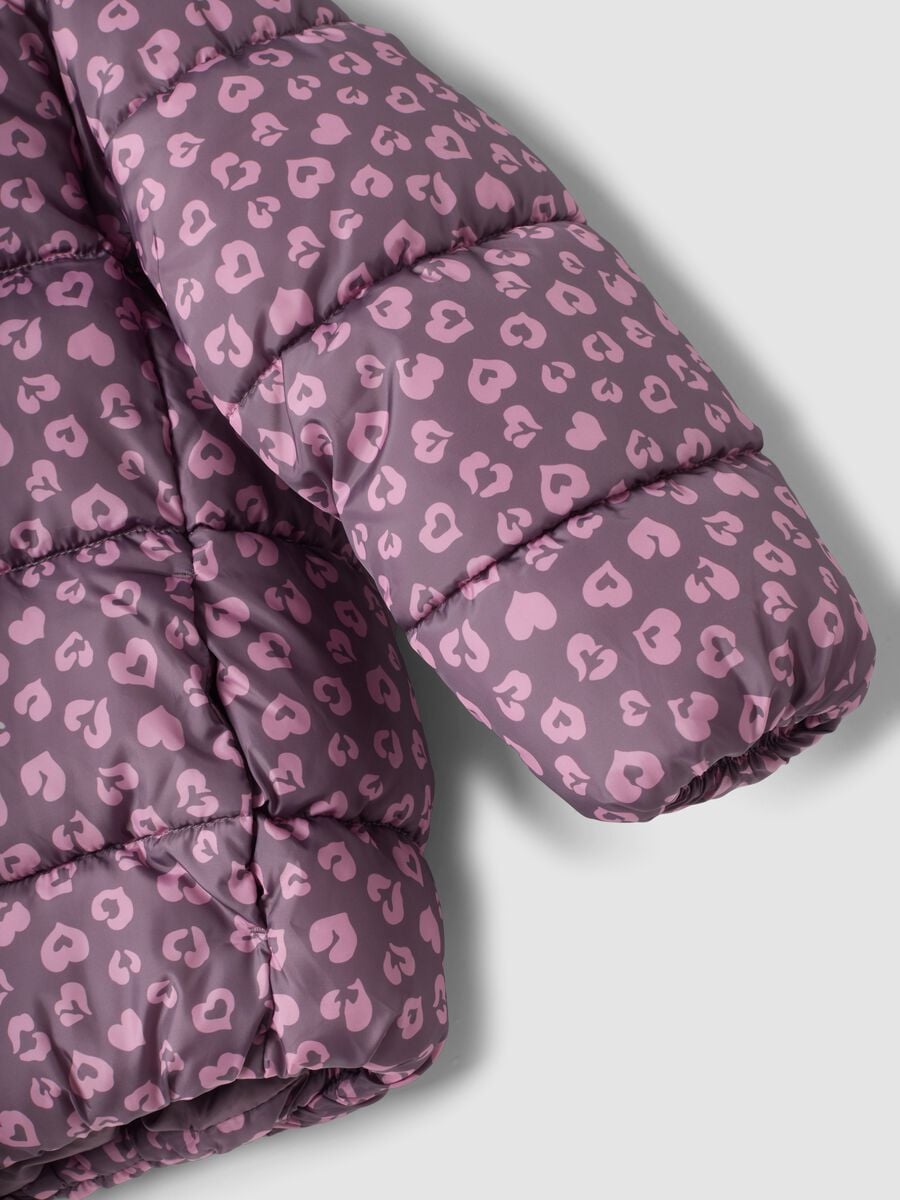 Piumino multicolor con cappuccio e stampa cuori regular fit_3