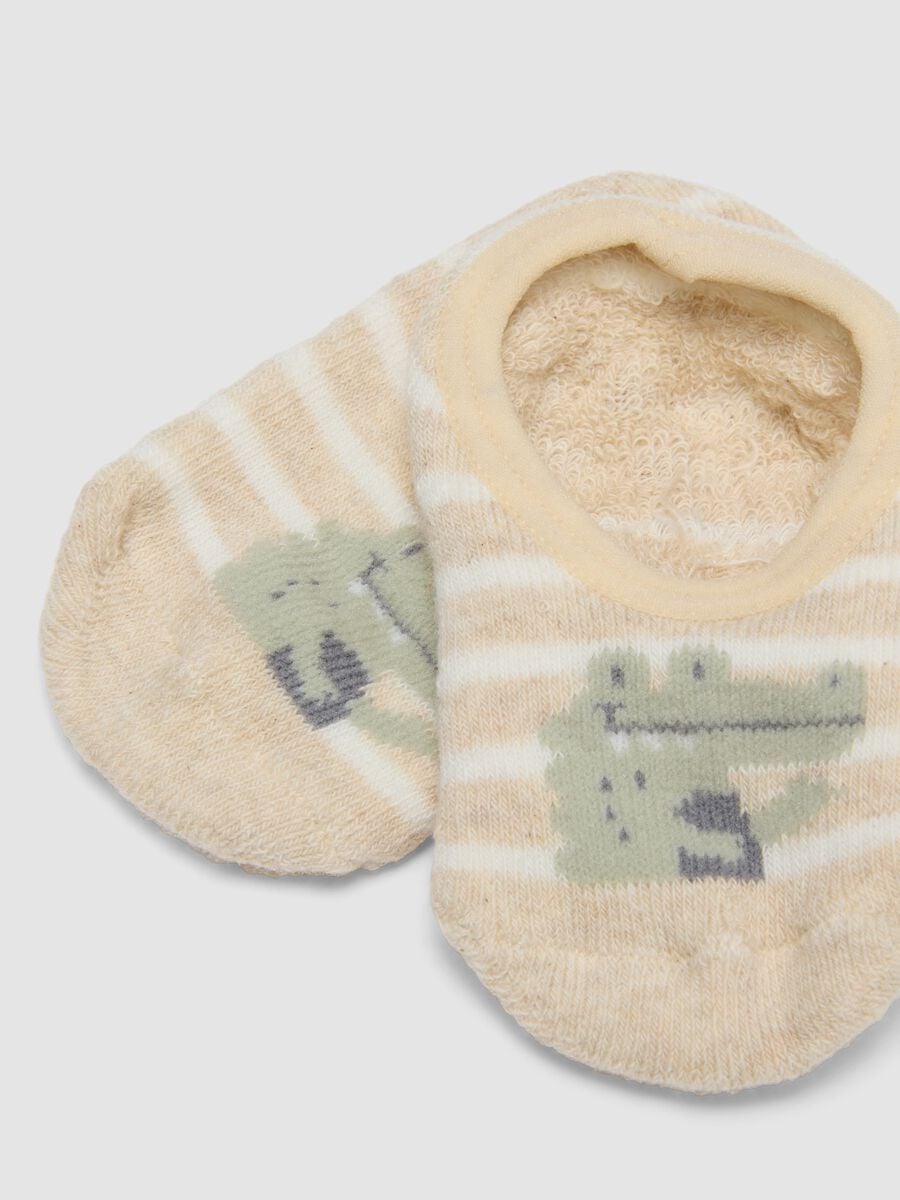 Calze antiscivolo beige in cotone organico elasticizzato con coccodrillo_2