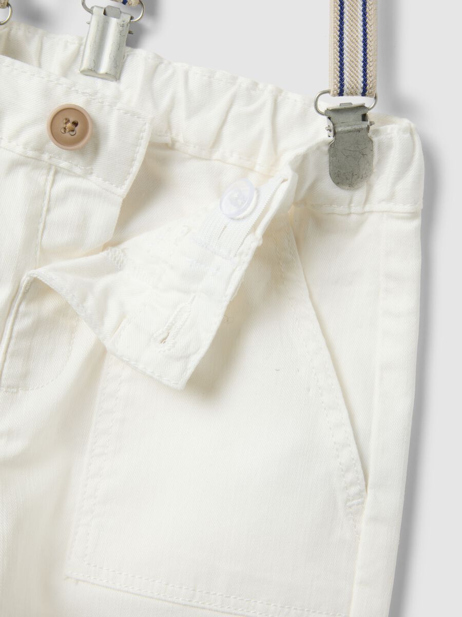 White stretch cotton regular fit trousers for boys_3
