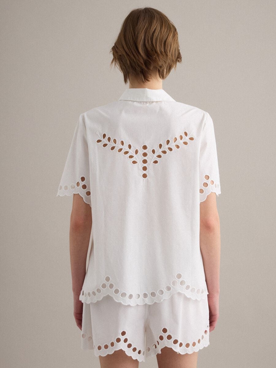 Camicia bianca in puro cotone con ricami traforati_3