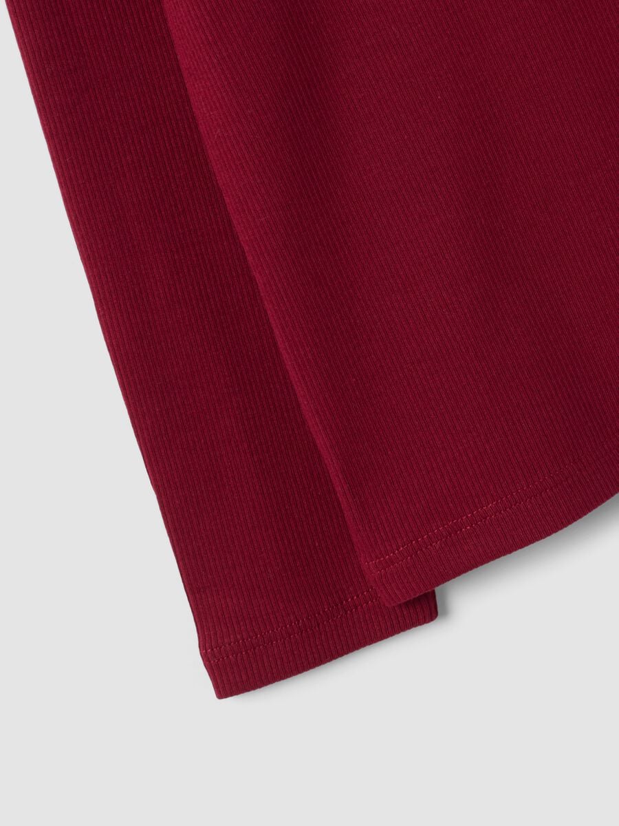 T-shirt rossa in cotone organico elasticizzato a girocollo con ricami orsetti_2
