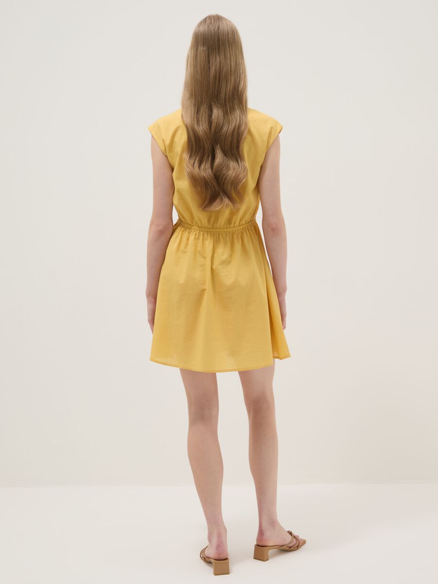 Yellow pure cotton regular-fit dress with V-neck and tie fastening_2