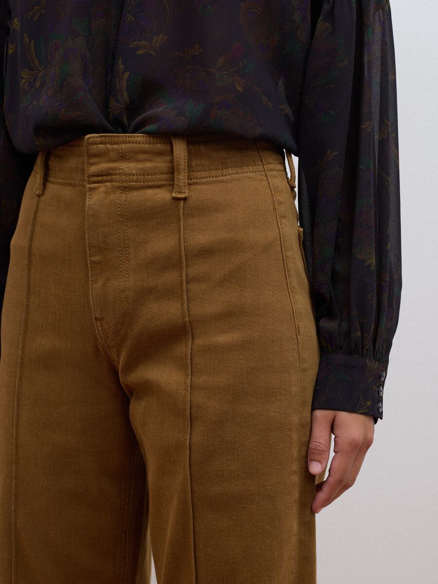 Jeans marroni wide leg in twill di cotone elasticizzato_3