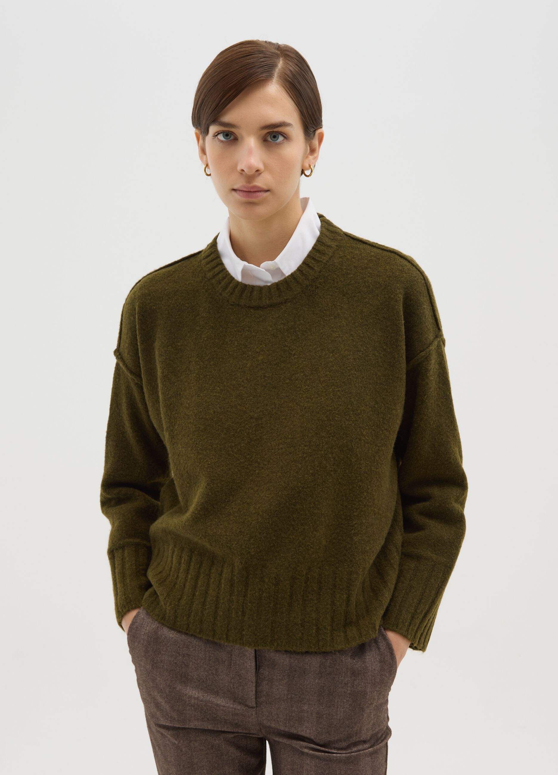 Green stretchy fabric oversized pullover with round neck