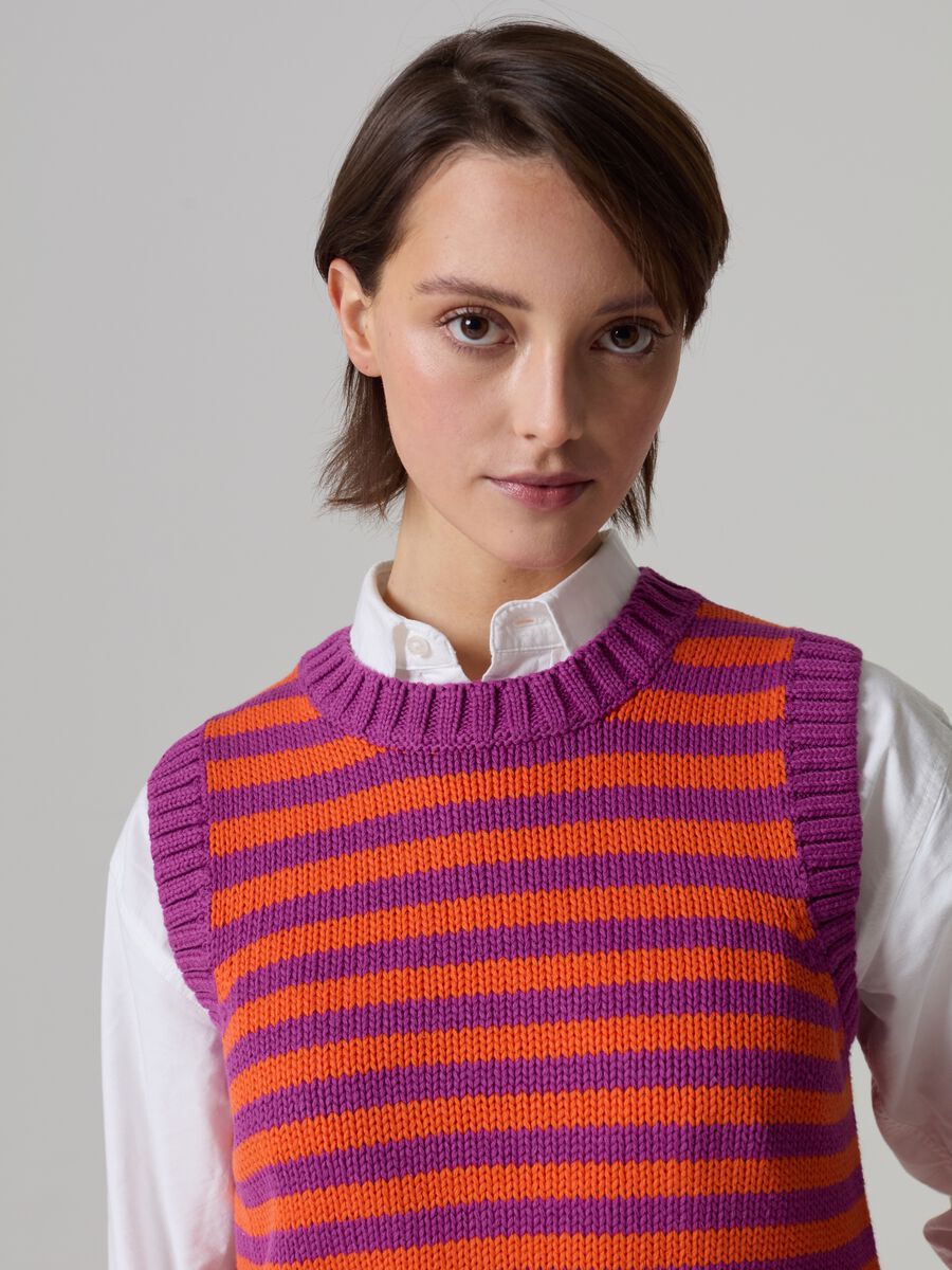 Closed gilet with ribbing and striped pattern_1