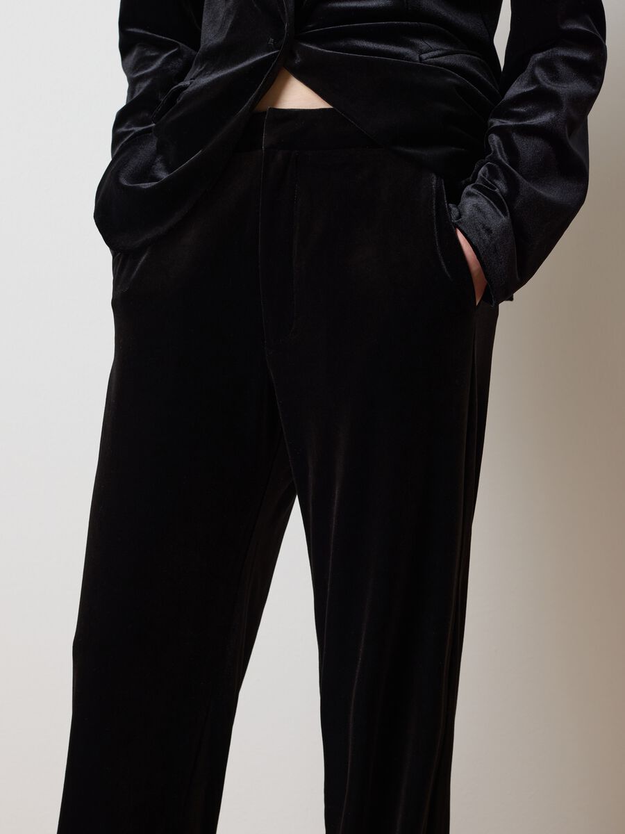 Pantaloni in velluto nero flare fit_3