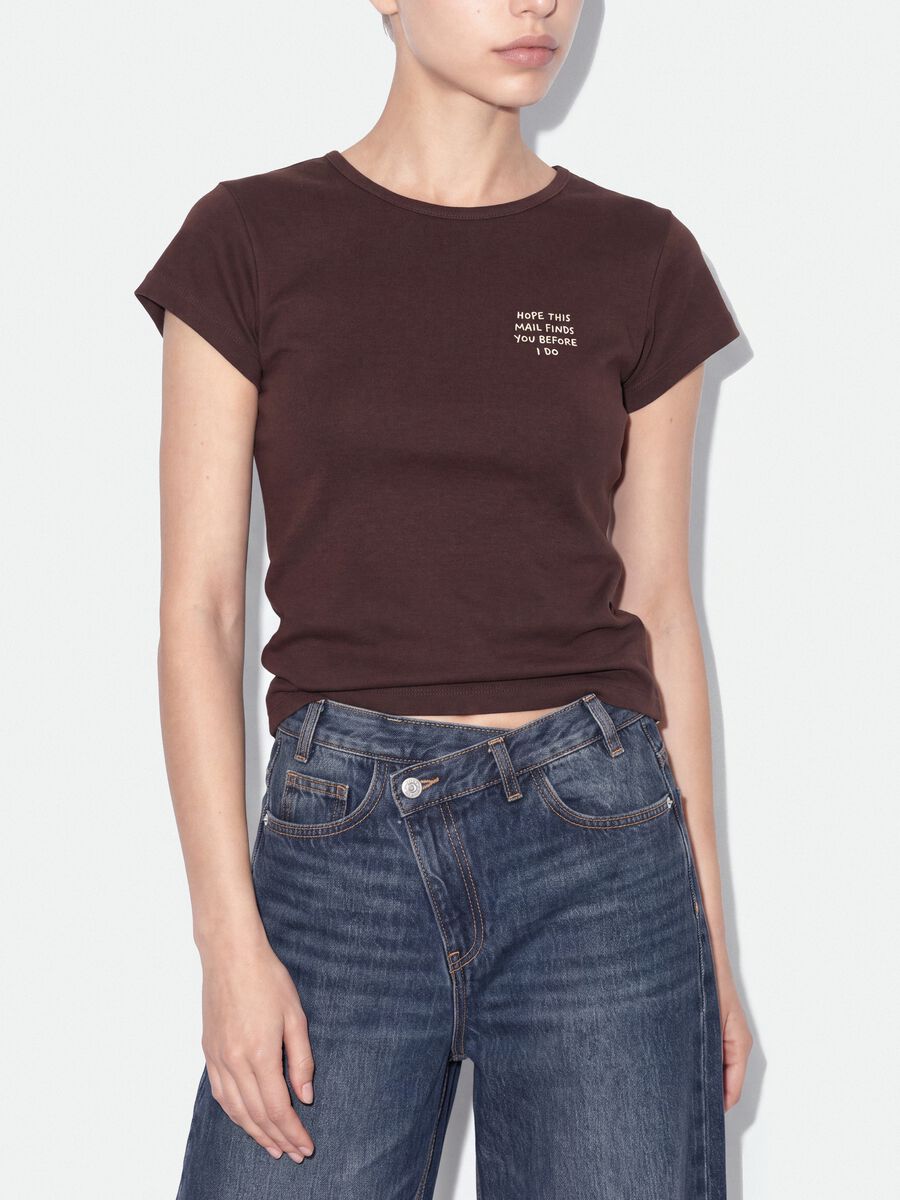 T-shirt marrone in puro cotone a girocollo con scritta_3