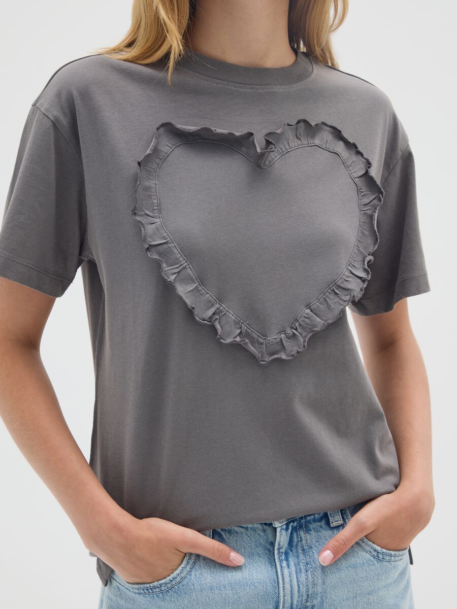 T-shirt in puro cotone grigia regular fit con volant_3