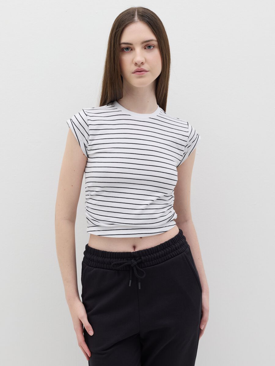 Slim-fit T-shirt with striped gathering on the side_0