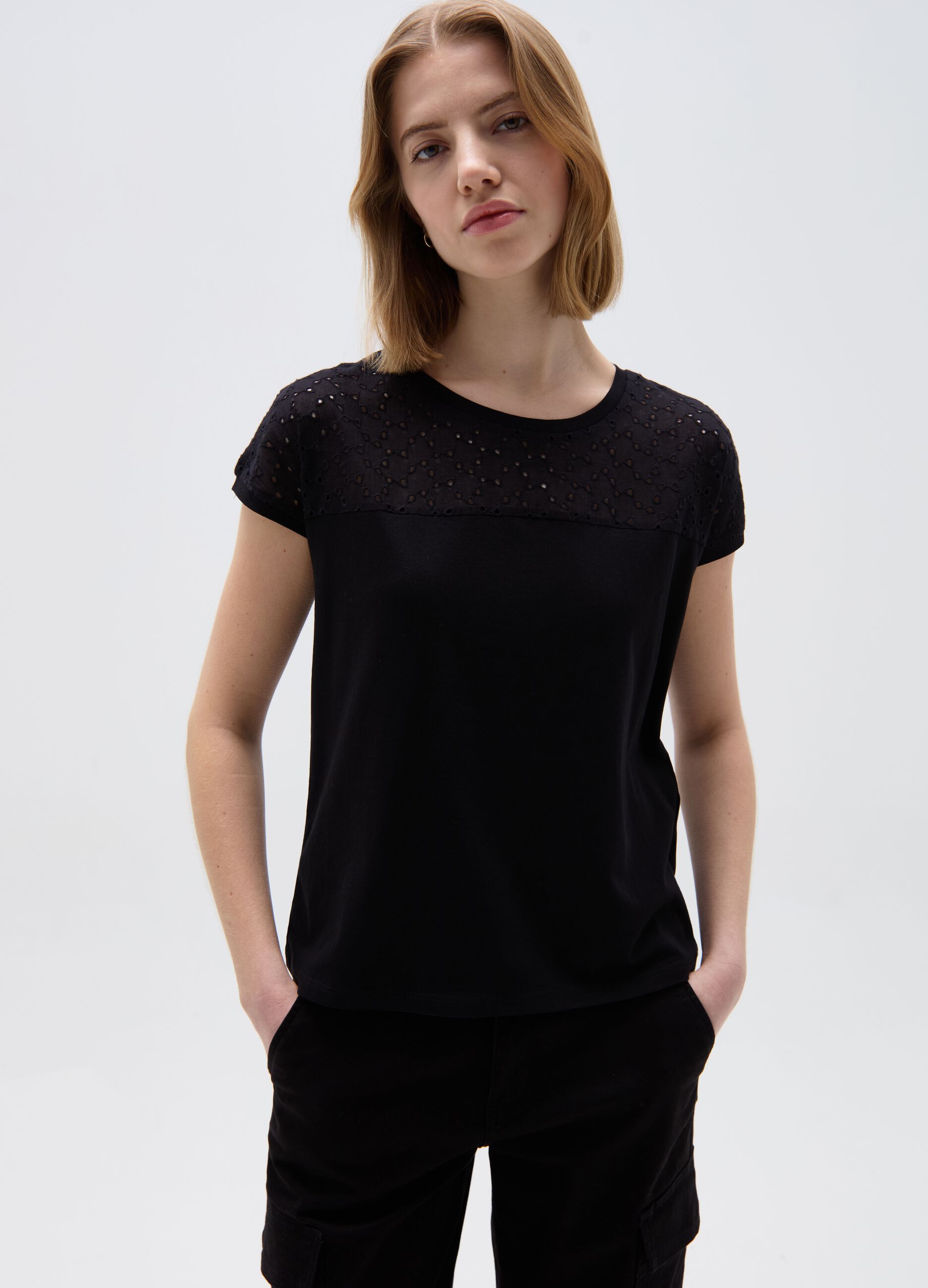 T-shirt in cotone con sangallo