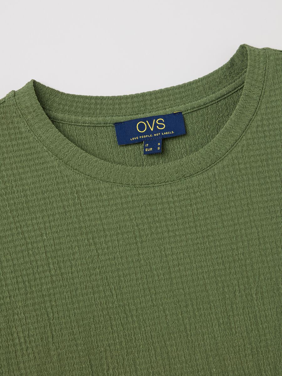 Green short-sleeved T-shirt with waffle weave_5