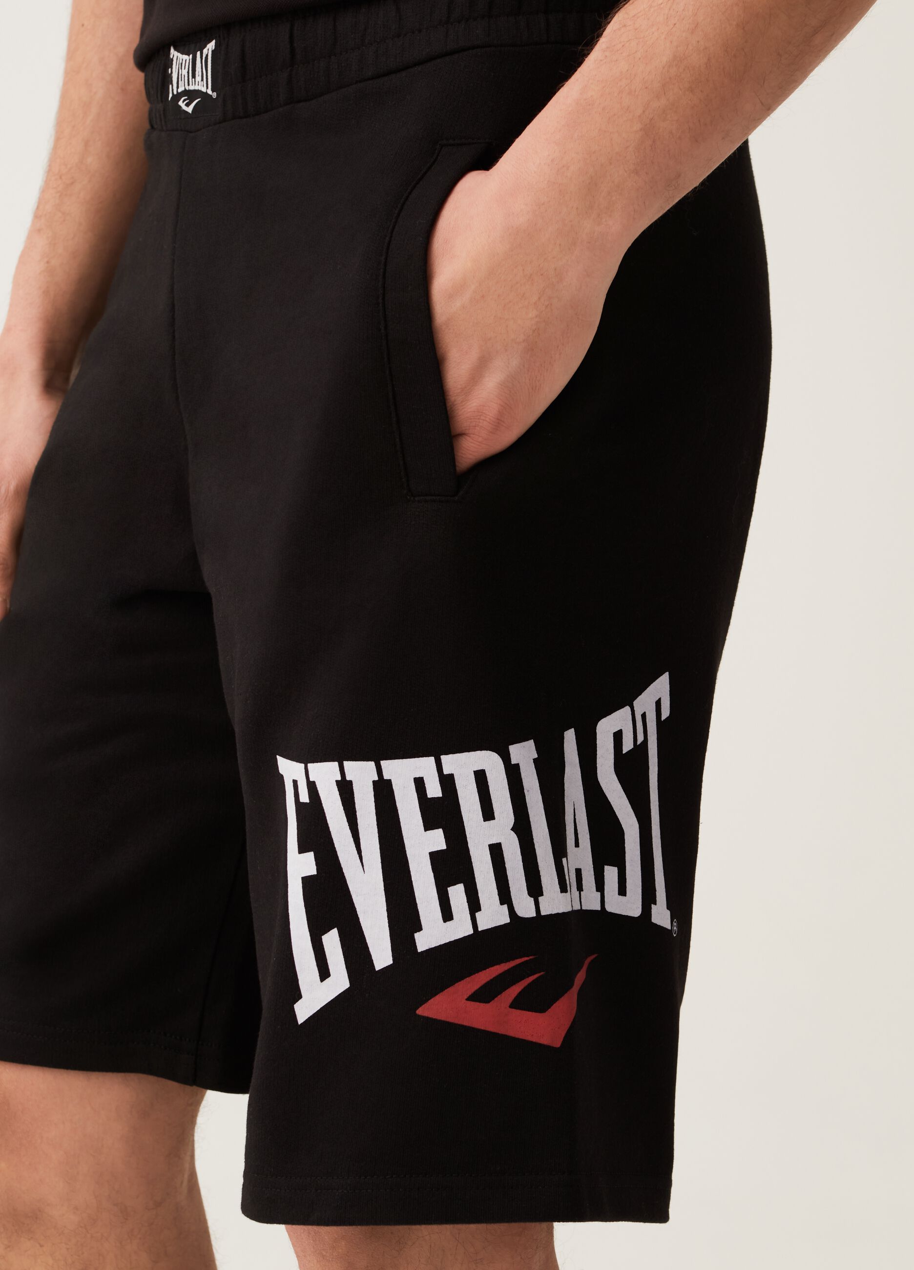 Bermuda joggers with Everlast print