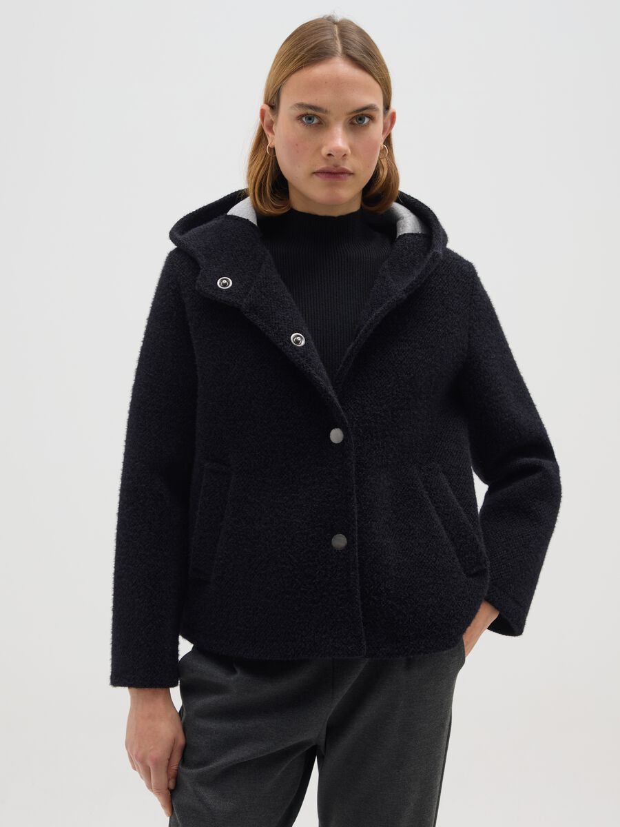 Cappotto nero regular fit con cappuccio e bottoni_0
