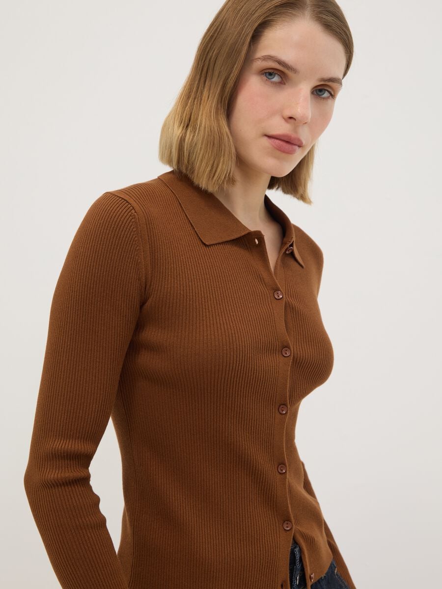 Cardigan fitted marrone a coste in misto viscosa con colletto polo_0