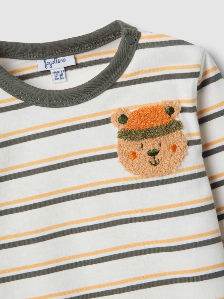 T-shirt bianca a righe multicolor in puro cotone da bimbo con ricamo orsetto_3