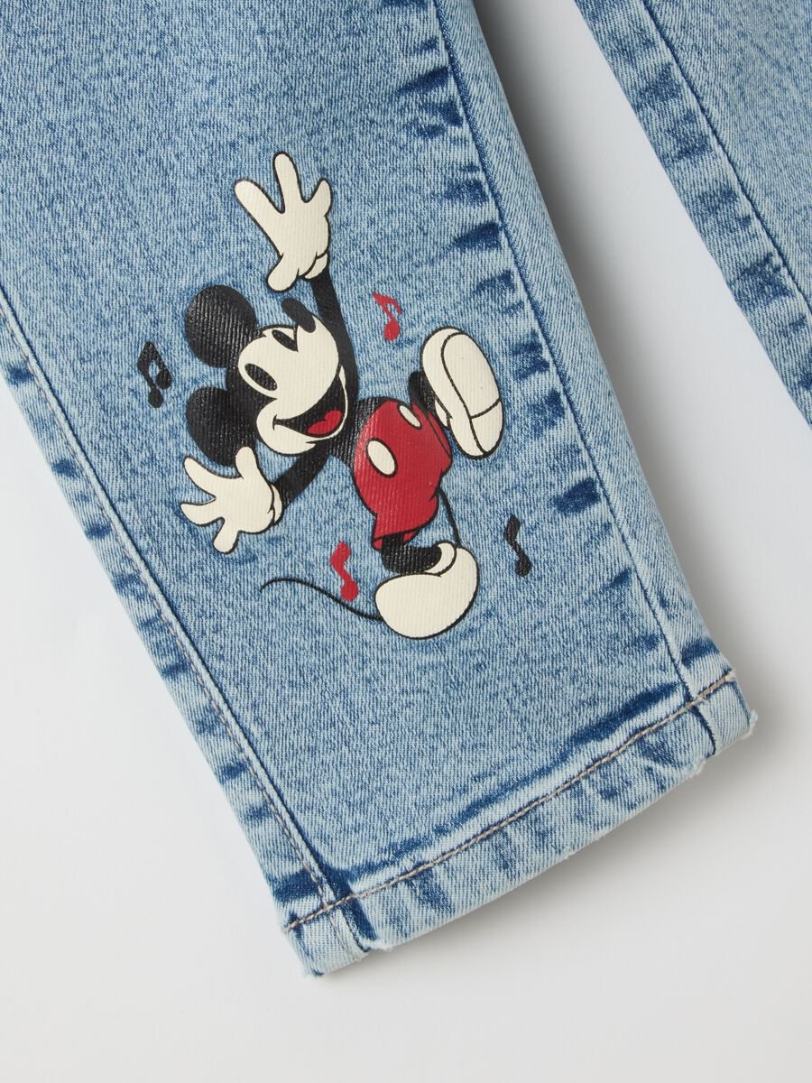 Pantaloni da bambino in denim con stampa Mickey Mouse_2