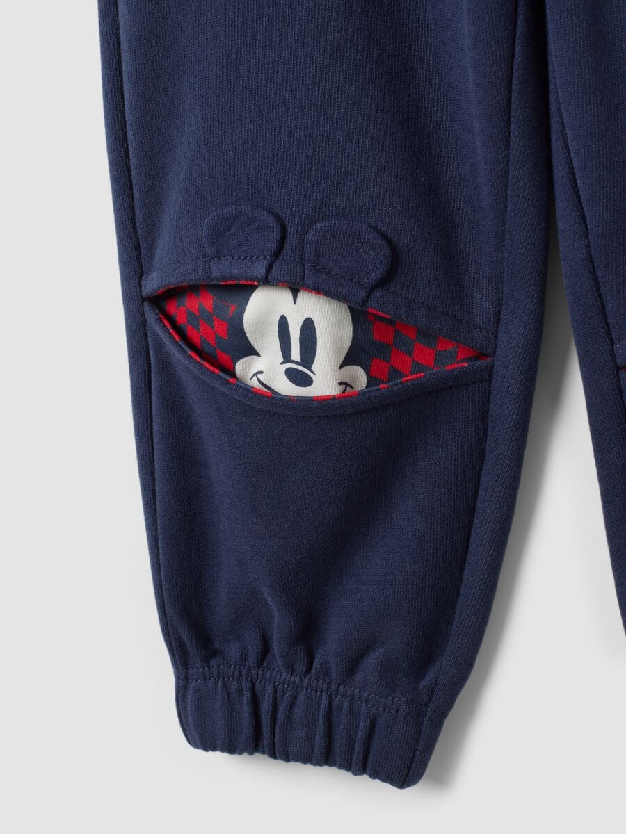 Pantaloni jogger blu in puro cotone organico con stampa Mickey per bimbo_3
