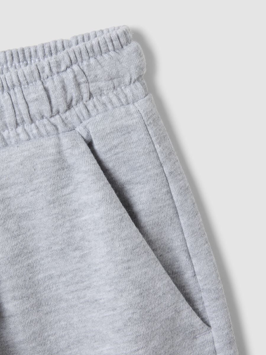 Pantaloni jogger grigi in cotone organico_3