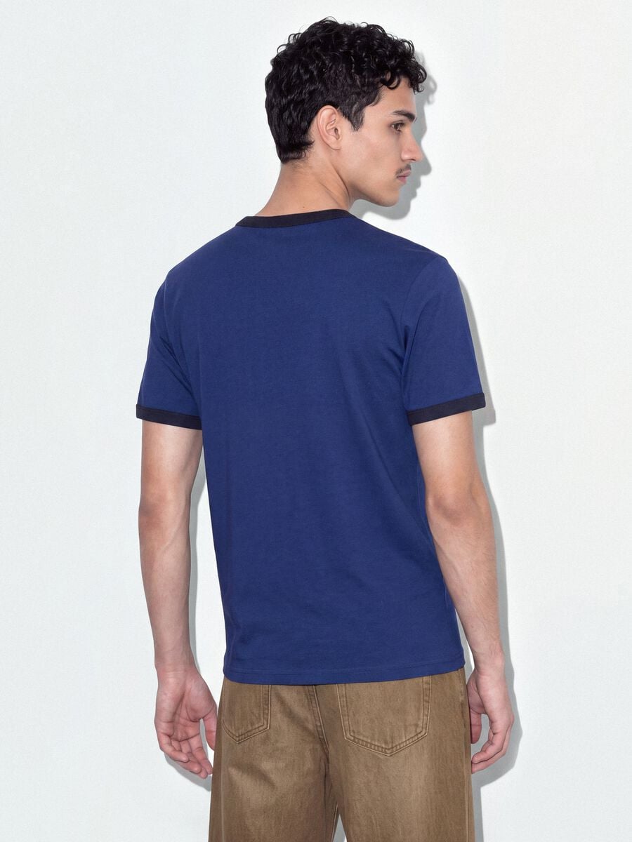 T-shirt fitted blu in puro cotone con profili a contrasto_2