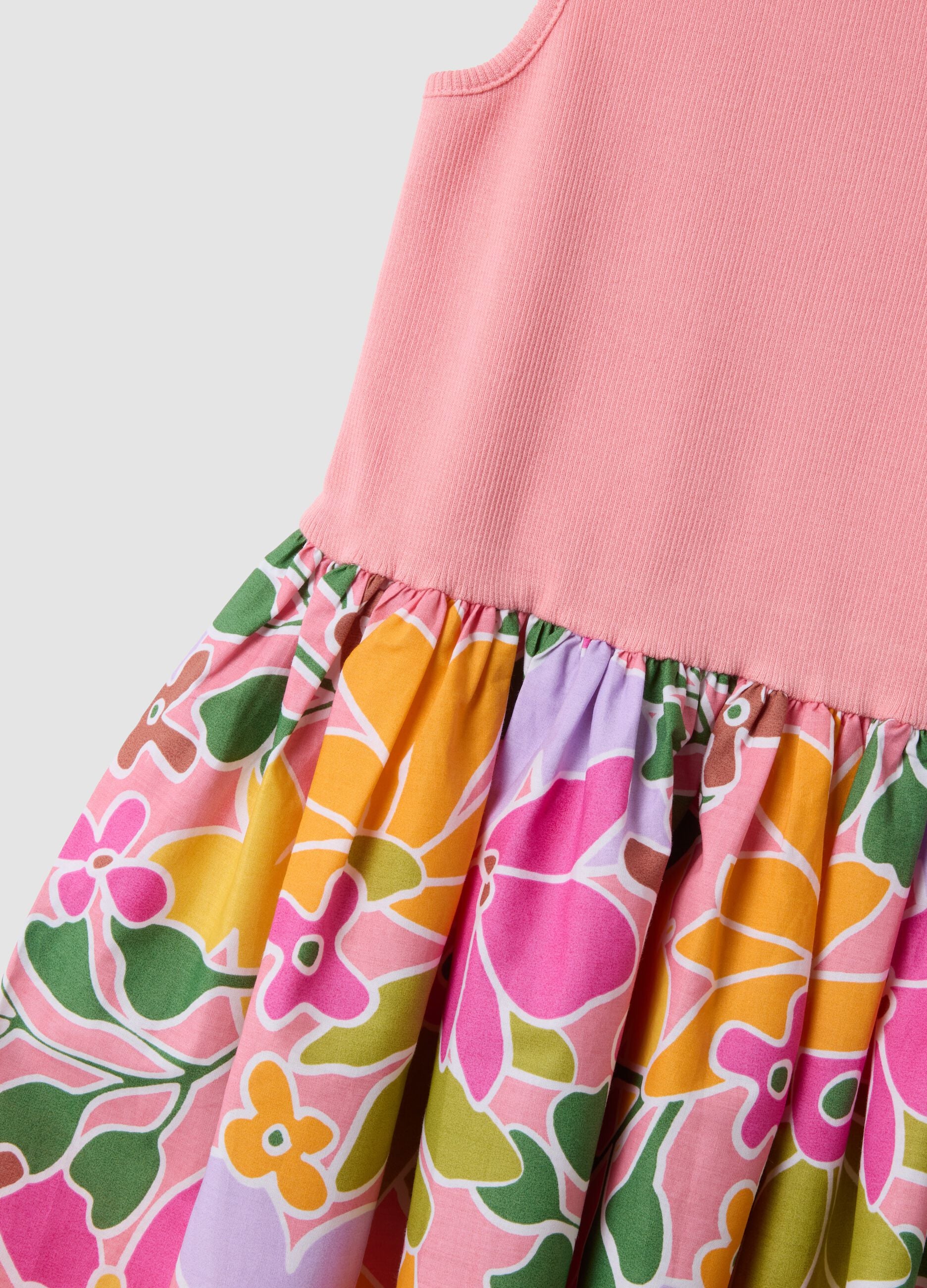 Abito rosa in cotone elasticizzato con gonna fantasia floreale per bambina