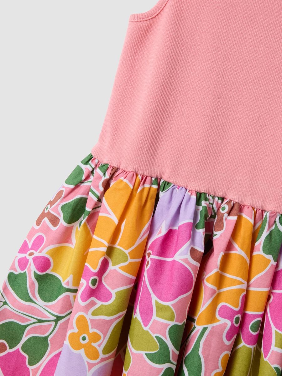 Abito rosa in cotone elasticizzato con gonna fantasia floreale per bambina_2