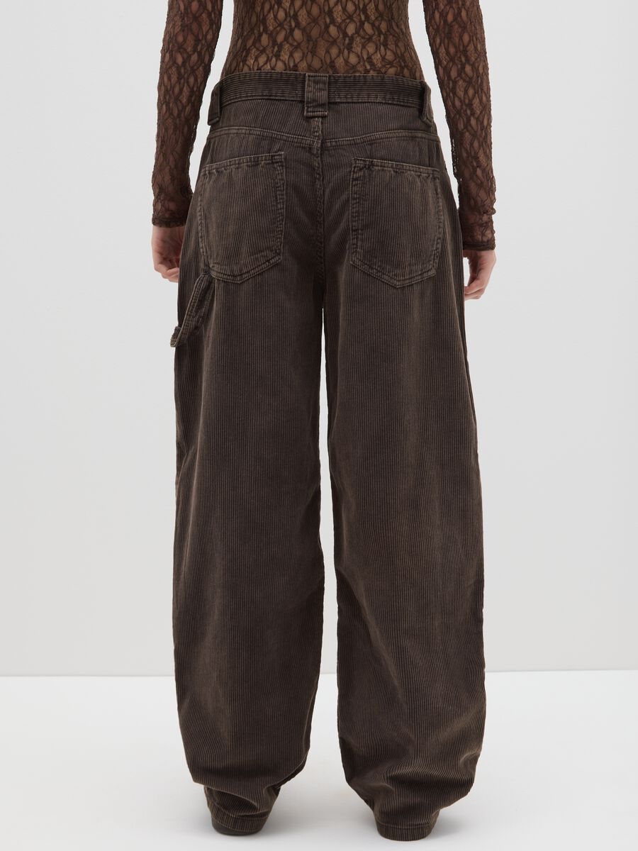 Pantaloni baggy marroni in puro cotone a coste relaxed fit_2