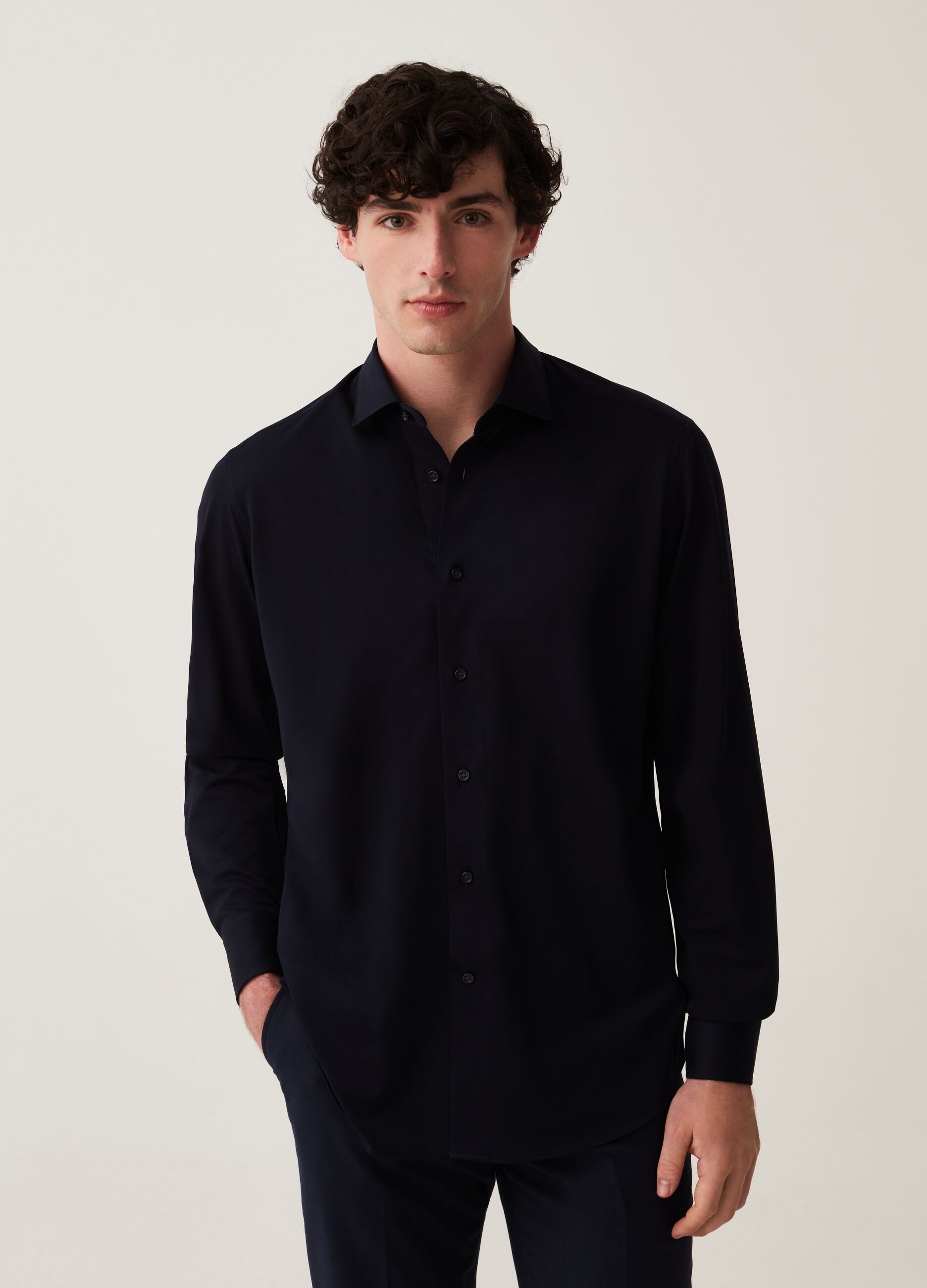 Travel shirt slim fit in maglia tinta unita_0