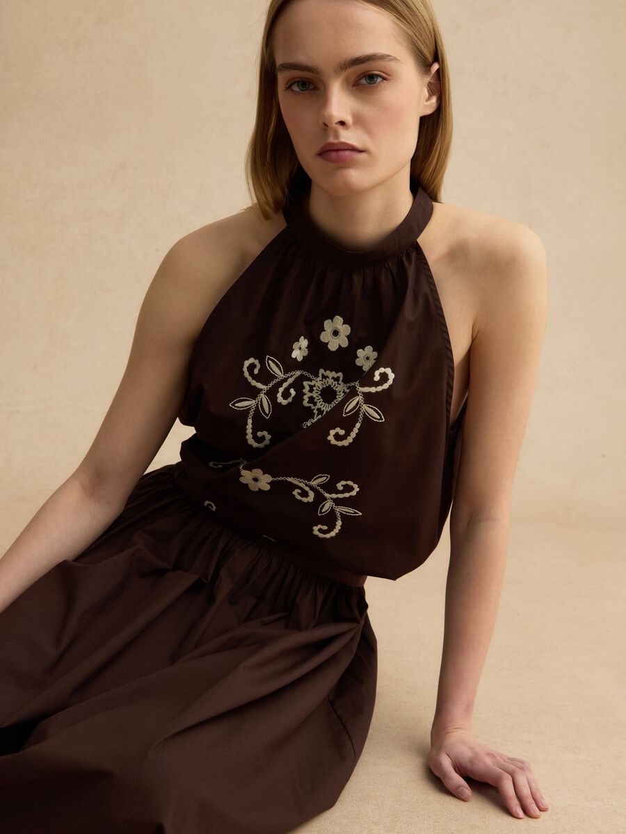 Blusa in puro cotone marrone regular fit con ricami floreali_0