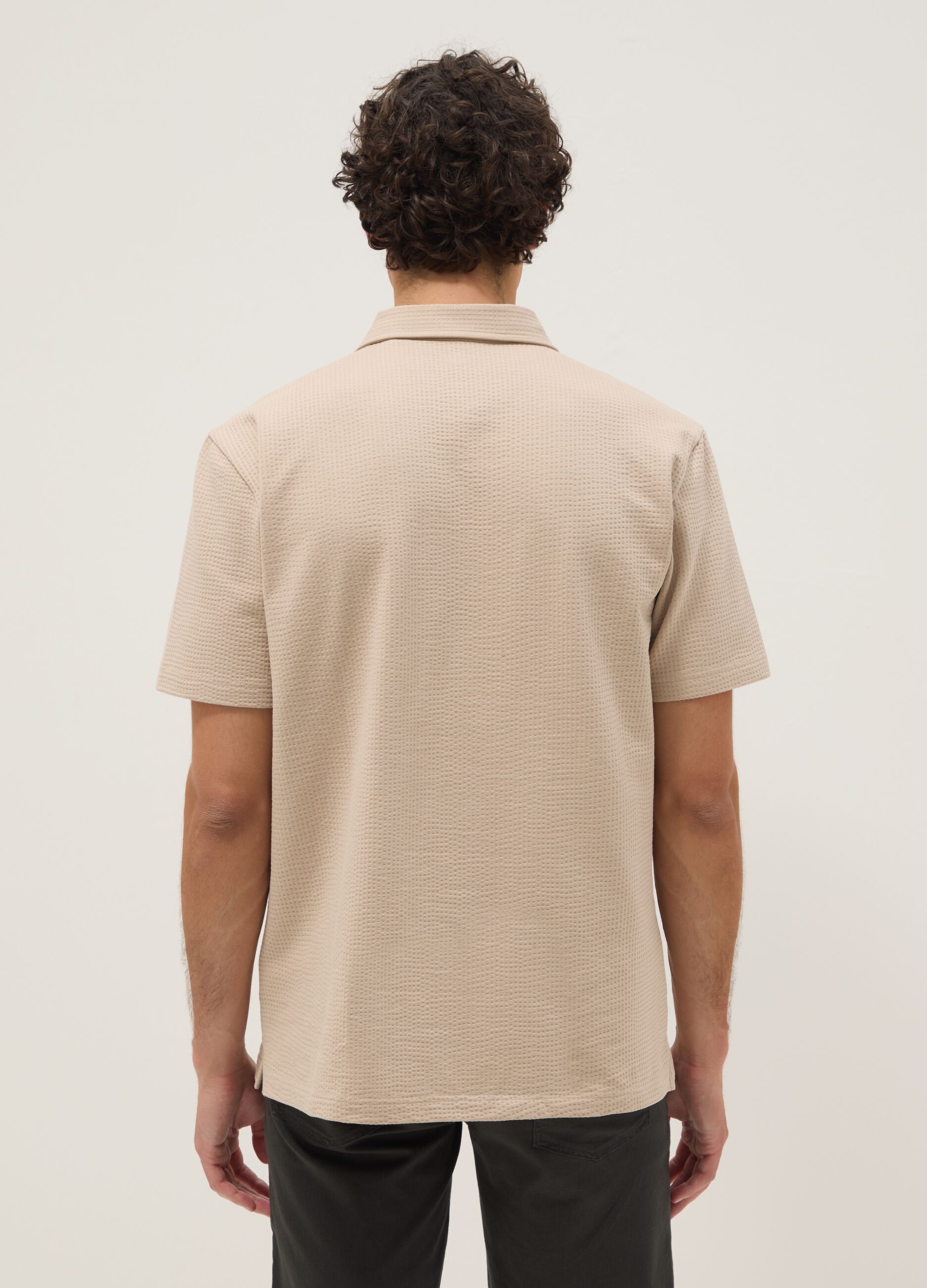 Polo beige a maniche corte in tessuto elasticizzato
