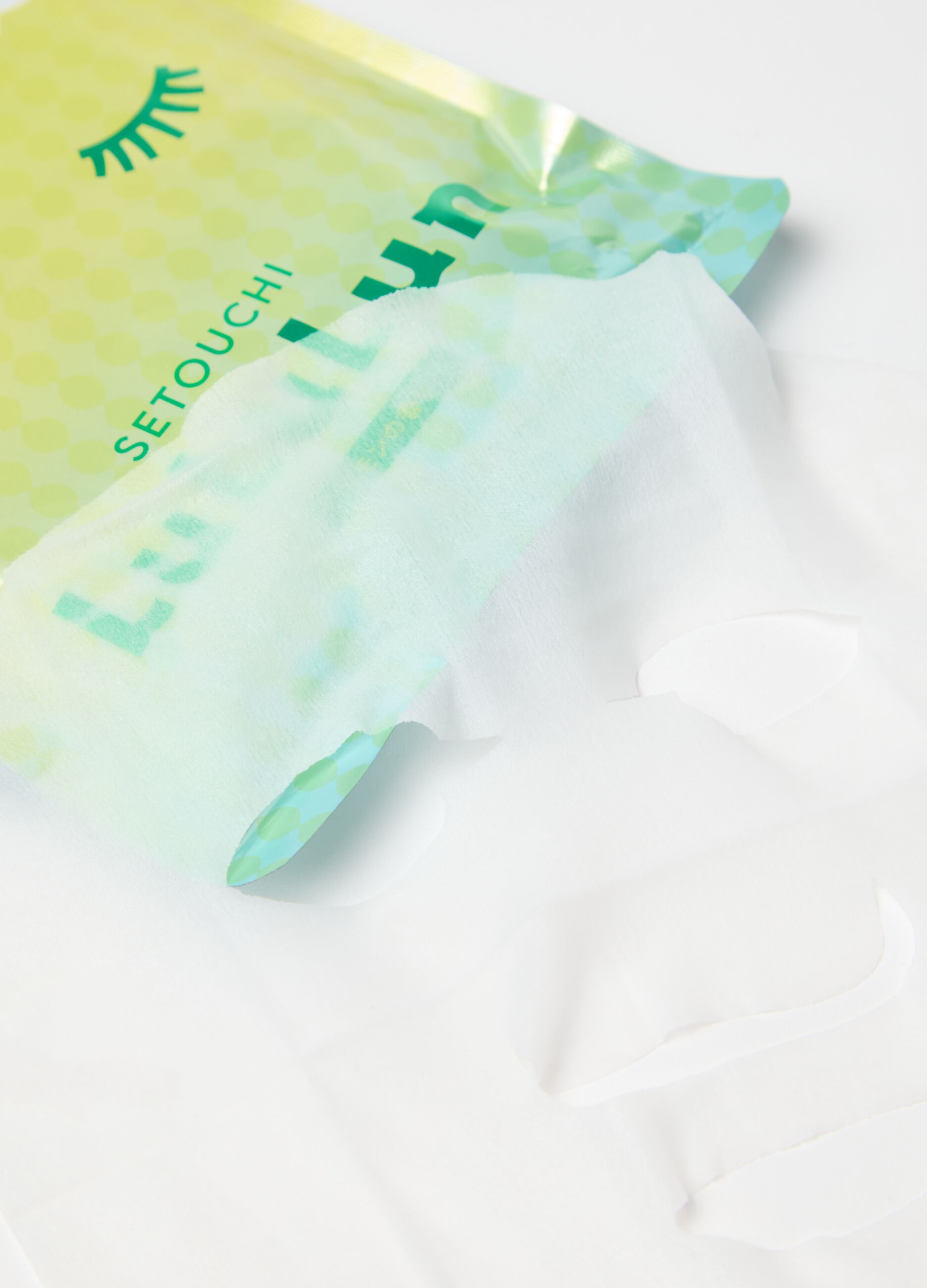 Premium mask in fabric with refreshing and balancing lemon fruit extract from the Setouchi region. The pack contains 7 fabric masks. Perfect for daily use.