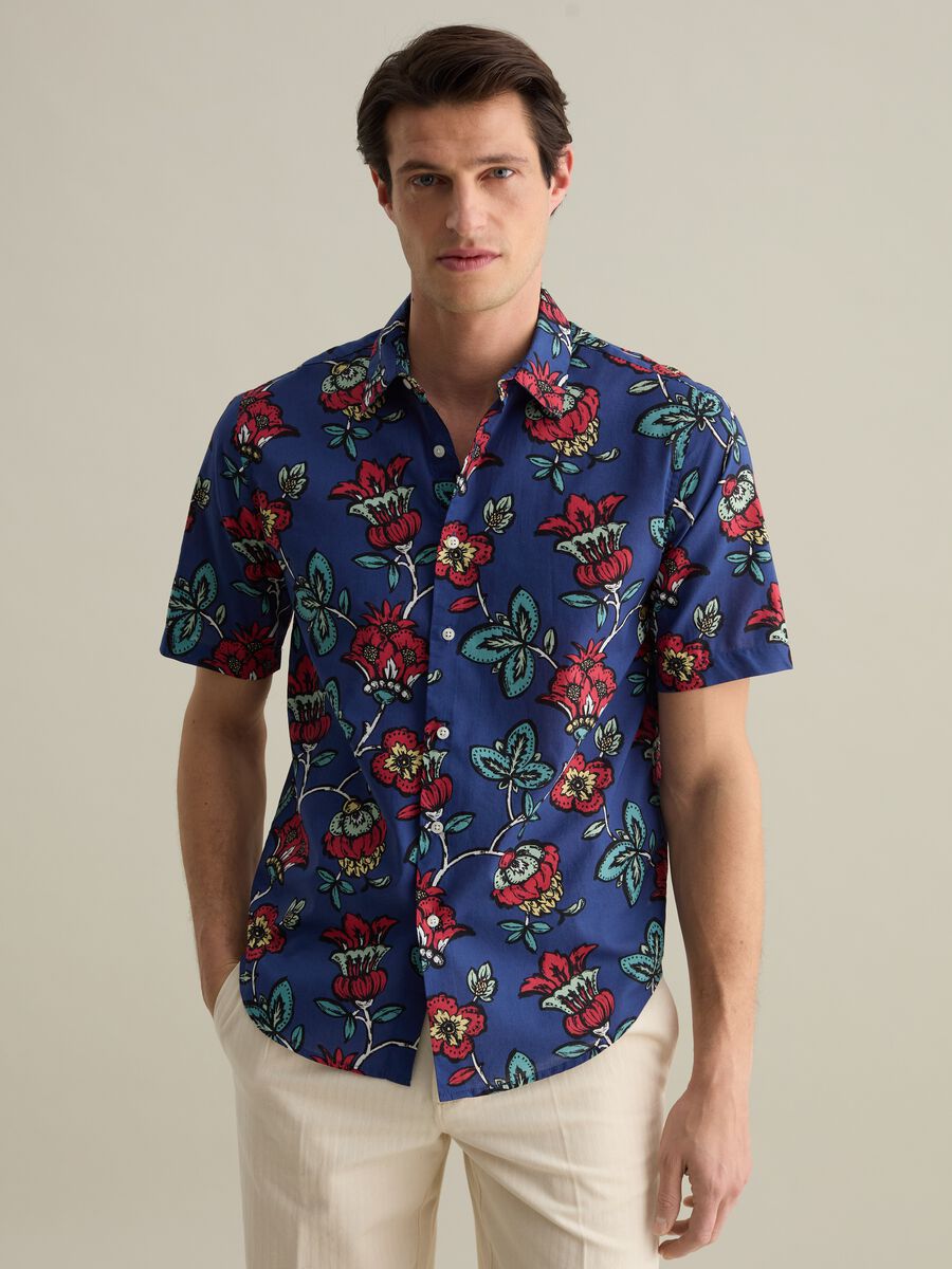 Short-sleeved shirt with floral print_0