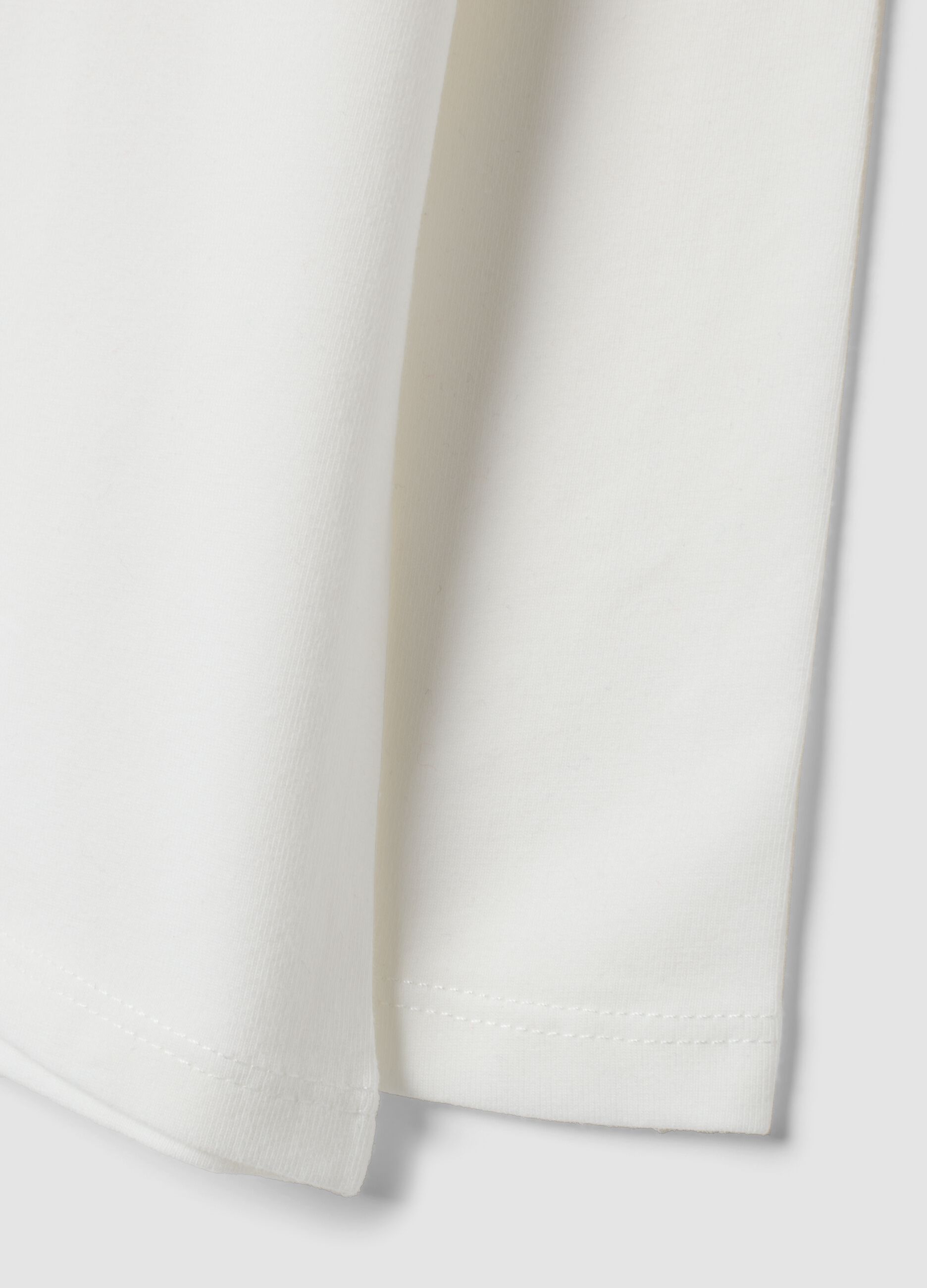 Maglia bianca in cotone organico elasticizzato con girocollo
