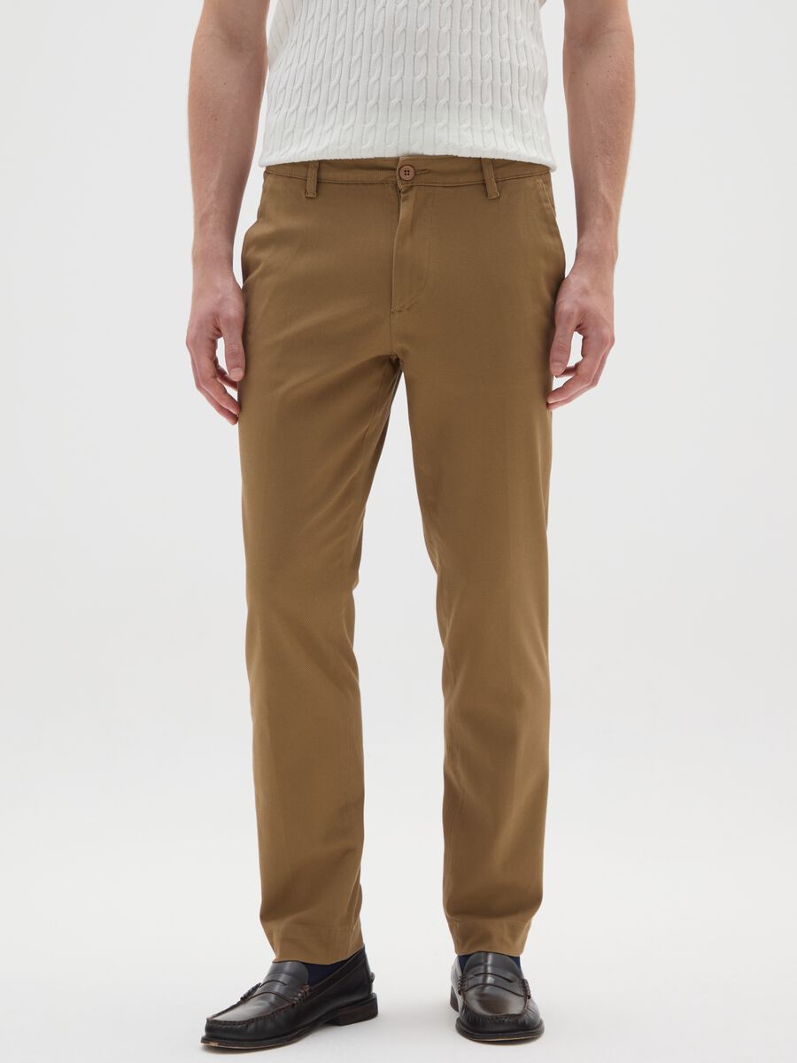 Pantaloni chino marroni in cotone elasticizzato slim fit_1