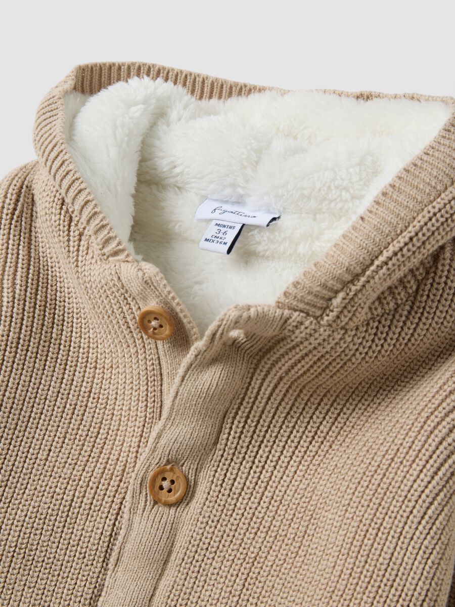 Giacca beige con cappuccio in cotone organico per neonati_2