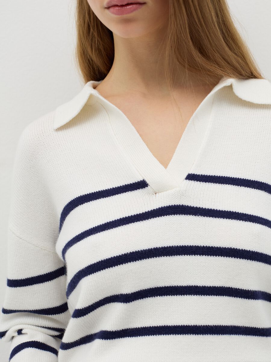 Top with blue and white stripes and polo neck_3