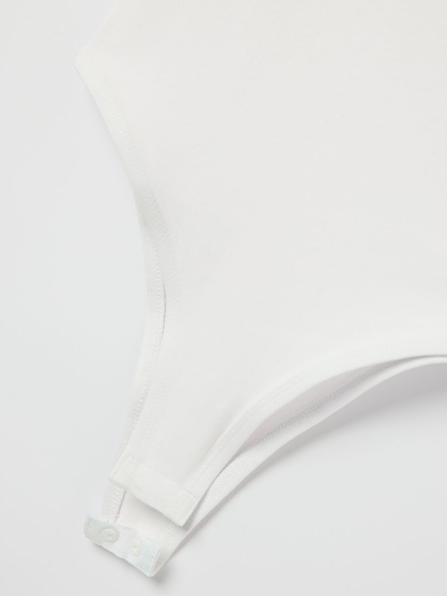 White bodysuit with short red sleeves_5