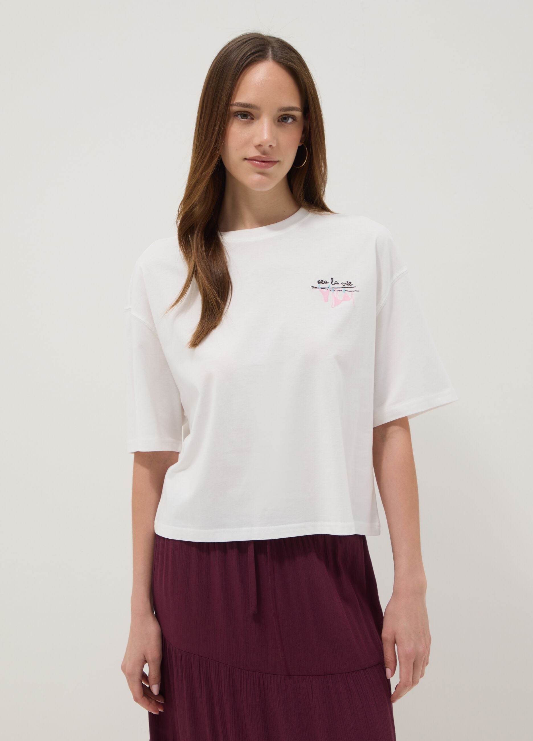 T-shirt bianca in puro cotone con ricamo boxy fit