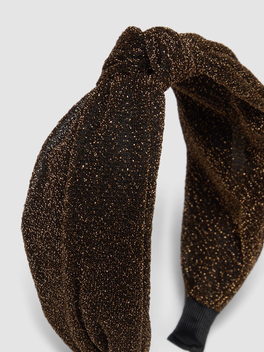 Fascia per capelli marrone con texture lucente_2