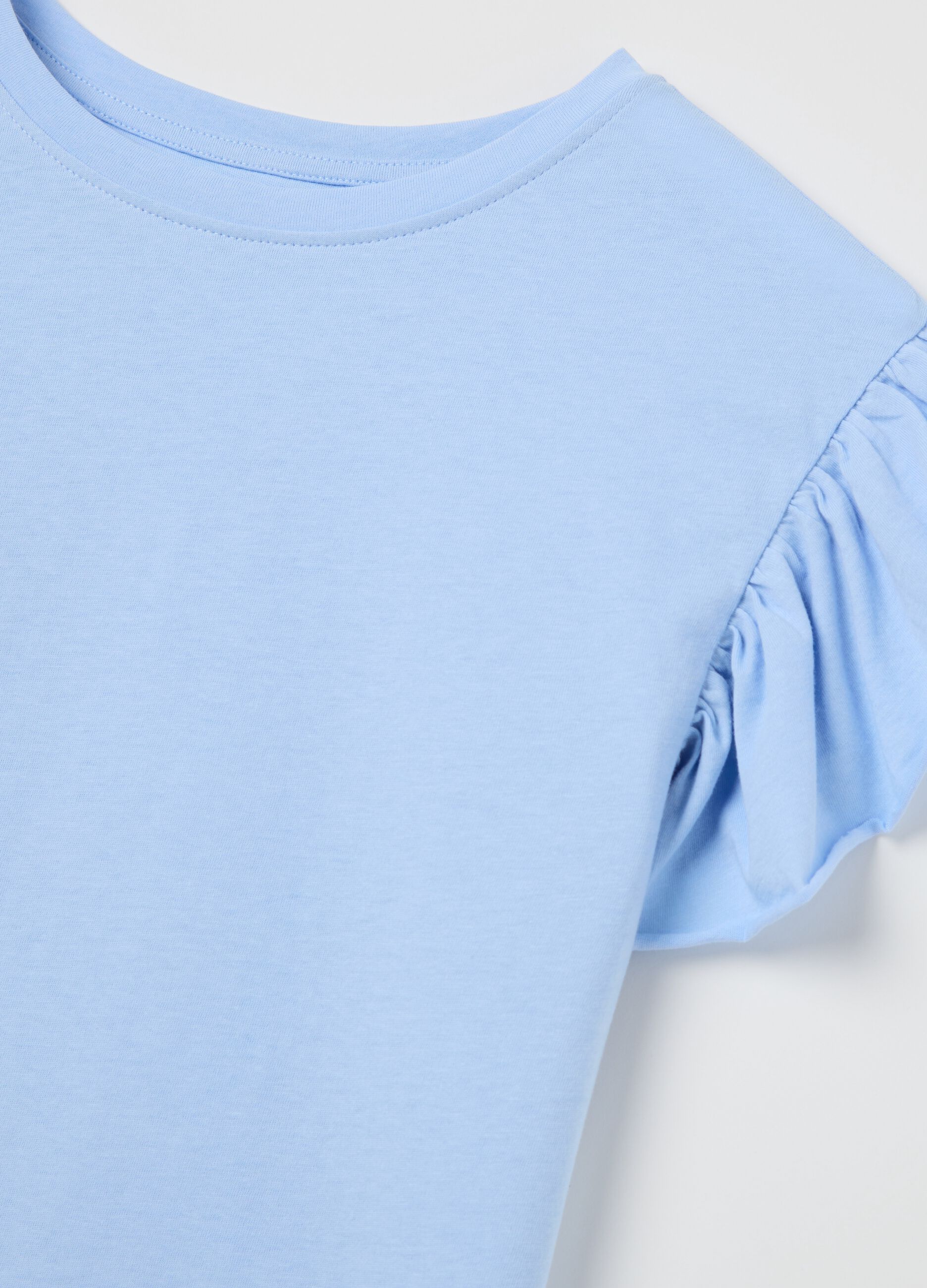 T-shirt azzurra con maniche corte e volant