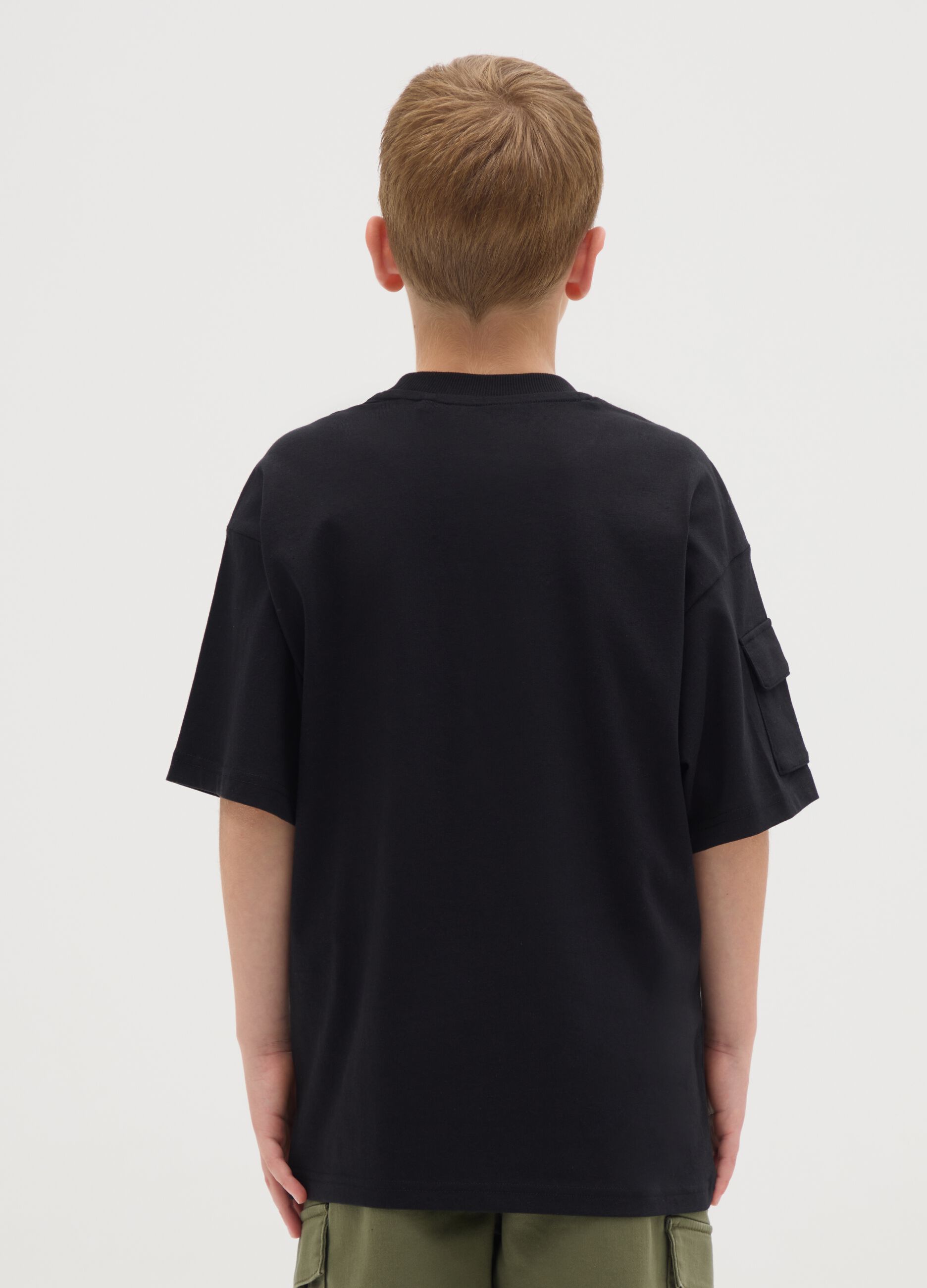 T-shirt da ragazzo in puro cotone nero regular fit con tasche