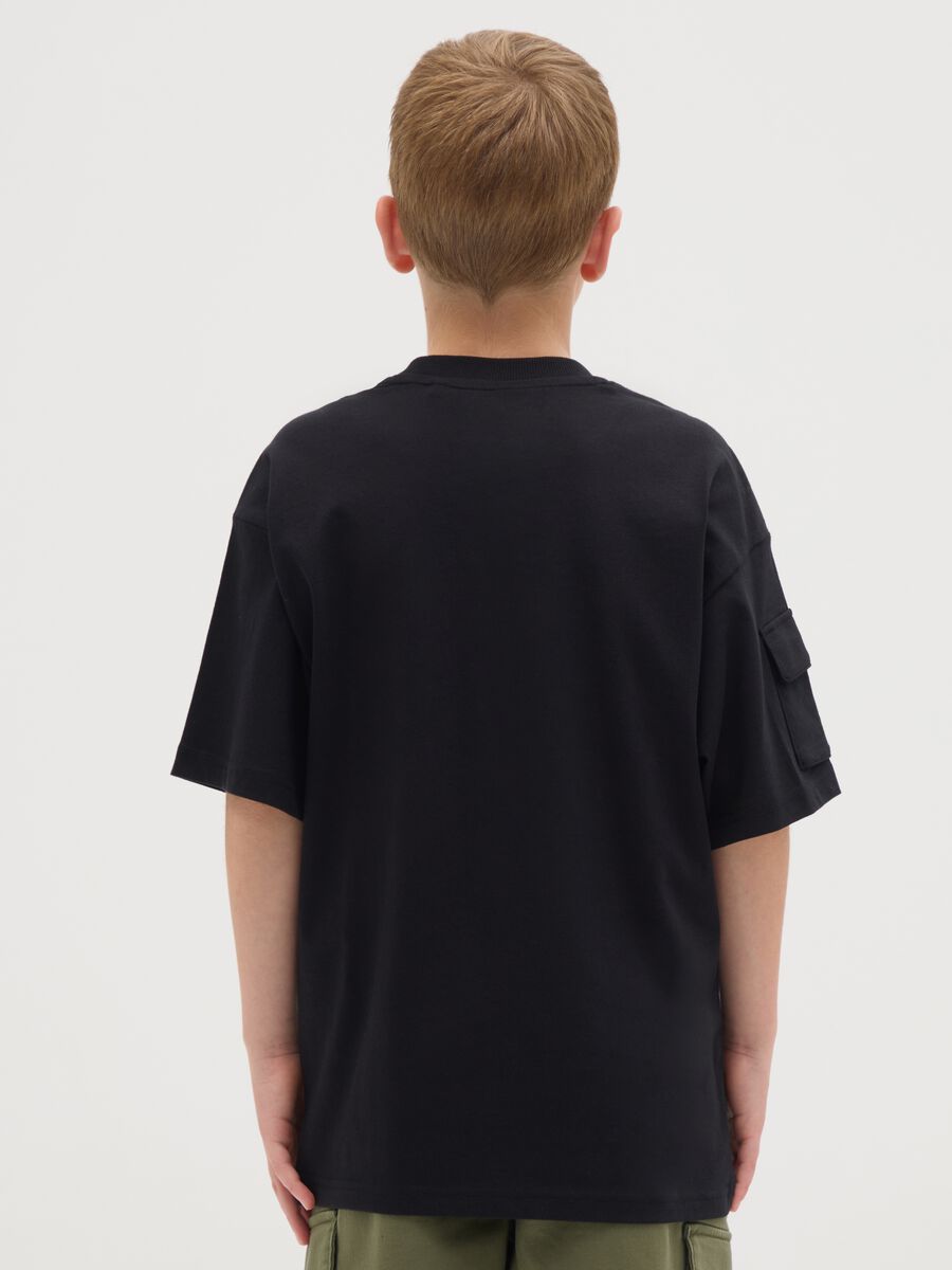 T-shirt da ragazzo in puro cotone nero regular fit con tasche_1
