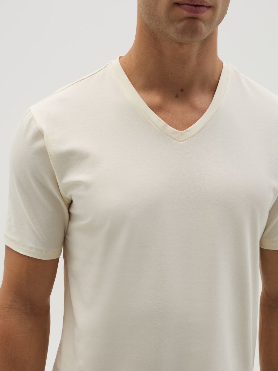 Slim-fit T-shirt in stretch cotton with V neck_3