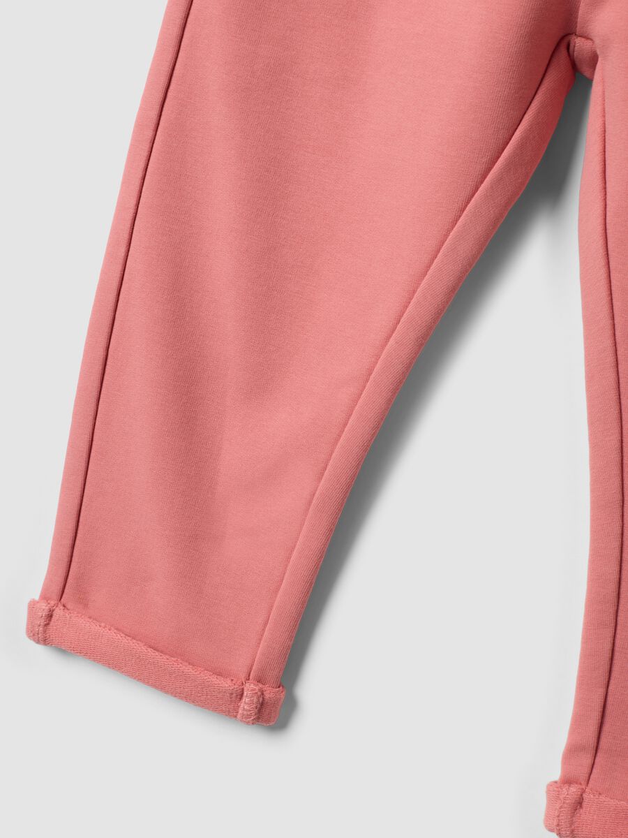 Jogger rosa in cotone elasticizzato con risvolto per bimba_3
