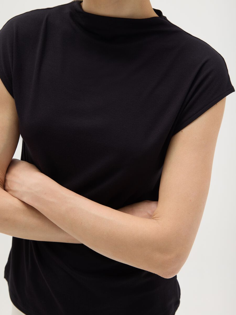 Black viscose blend top in relaxed fit_2