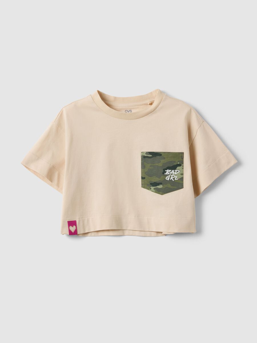 T-shirt in puro cotone beige da ragazza boxy fit con tasca camouflage_3